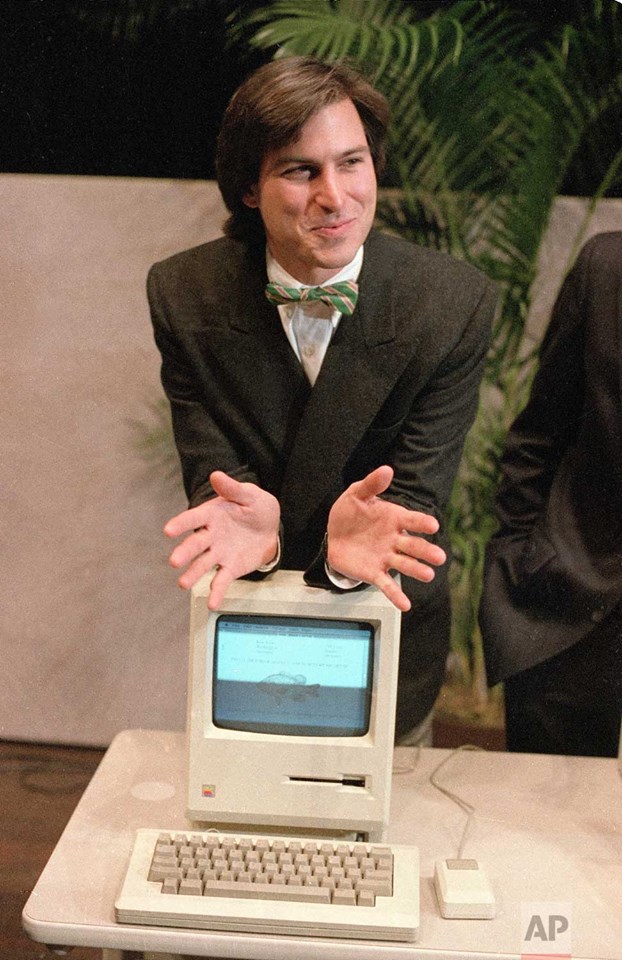 Ο Steve Jobs με τον πρώτο Macintosh