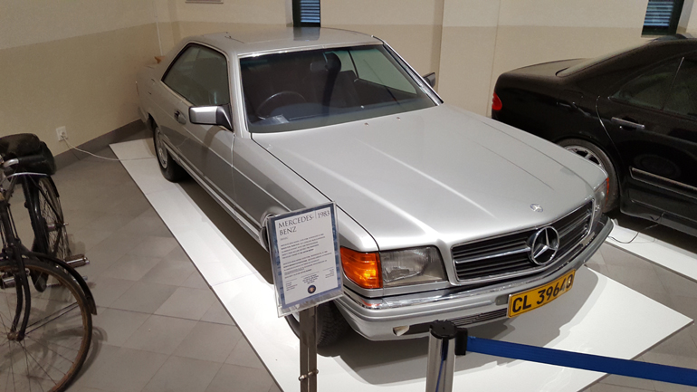 H συγκεκριμένη Mercedes-Benz 380SEC κατασκευάστηκε το 1981 και εφοδιάζεται με V8 κινητήρα 3.818 κ.εκ. που αποδίδει 204 ίππους. Το κιβώτιο είναι αυτόματο 4 σχέσεων και η τελική ταχύτητα αγγίζει τα 205 χλμ./ώρα