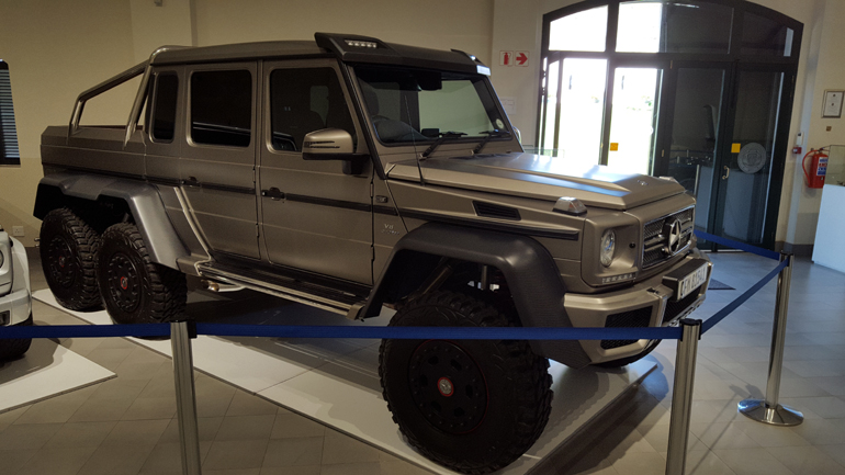 H Mercedes-Benz G63 AMG 6x6 είναι εκκεντρική λόγω της σχεδίασης που έχει με τους 6 τροχούς. Εφοδιάζεται με έναν twin turbo V8 κινητήρα χωρητικότητας 5,3 λίτρων ο οποίος αποδίδει 536 ίππους και συνδυάζεται με αυτόματο κιβώτιο 7 σχέσεων. To 0-100 επιτυγχάνεται σε 7,8 δευτερόλεπτα και η τελική ταχύτητα αγγίζει τα 160 χλμ./ώρα. Το μήκος της αγγίζει τα 5,87 μέτρα ενώ οι τροχοί που φορά είναι 37 ιντσών! Μόλις 100 μονάδες κυκλοφορήσαν σε όλον τον κόσμο. 