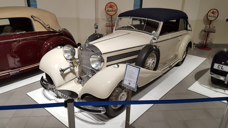 H Mercedes-Benz 540K Cabriolet Β μοντέλο του 1938. Ο κινητήρας χωρητικότητας 5.401 κ.εκ. αποδίδει 177 ίππους, συνδυάζεται με μηχανικό κιβώτιο 4 σχέσεων και έχει τελική ταχύτητα 170 χλμ./ώρα. Μόλις 190 μονάδες από το συγκεκριμένο μοντέλο έχουν παραχθεί.  