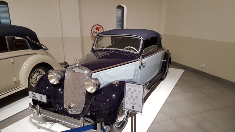 H Mercedes-Benz 230 Cabriolet A μοντέλο του 1939. Παρουσιάστηκε στην έκθεση του Βερολίνου το 1939. Ο V6 κινητήρας χωρητικότητας 2.289 κ.εκ. αποδίδει 54 ίππους, συνδυάζεται με μηχανικό κιβώτιο 4 σχέσεων και έχει τελική ταχύτητα 116 χλμ./ώρα. Όλο το αμάξωμα είναι από ατσάλι. Συνολικά πέρασαν τη γραμμή παραγωγής 4.262 μονάδες.  