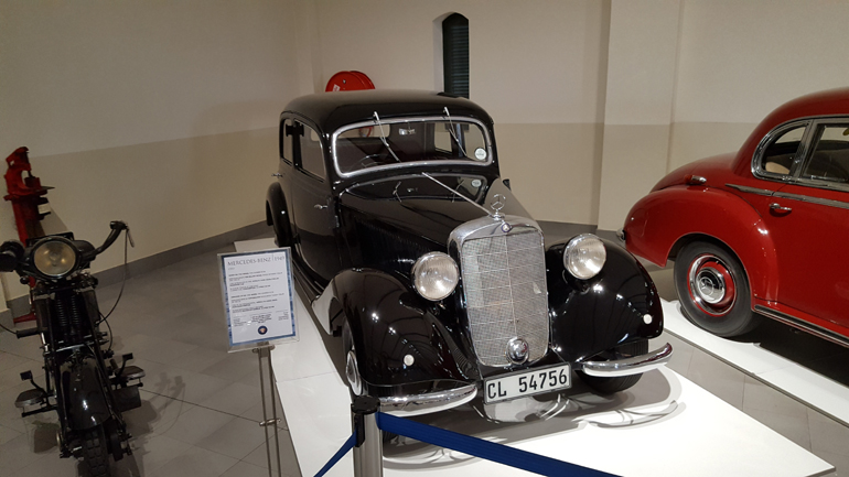 Η Mercedes-Benz 170D του 1949. Ο κινητήρας έχει χωρητικότητα 1.697 κ.εκ. και αποδίδει 37 ίππους. 