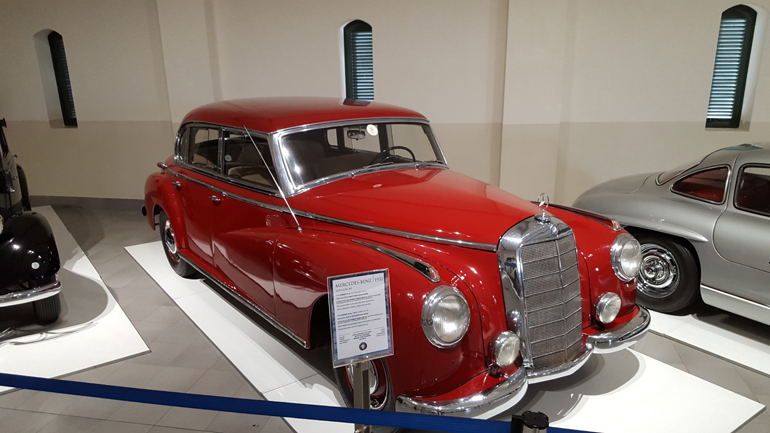 Η Mercedes-Benz Adenauer 300 του 1952 ήταν το πιο premium μοντέλο της εποχής σύμφωνα με τους Γερμανούς. Ο κινητήρας έχει χωρητικότητα 2.996 κ.εκ. και αποδίδει 116 ίππους. Συνδυάζεται με μηχανικό κιβώτιο 4 σχέσεων. Η τελική του ταχύτητα αγγίζει τα 154 χλμ./ώρα