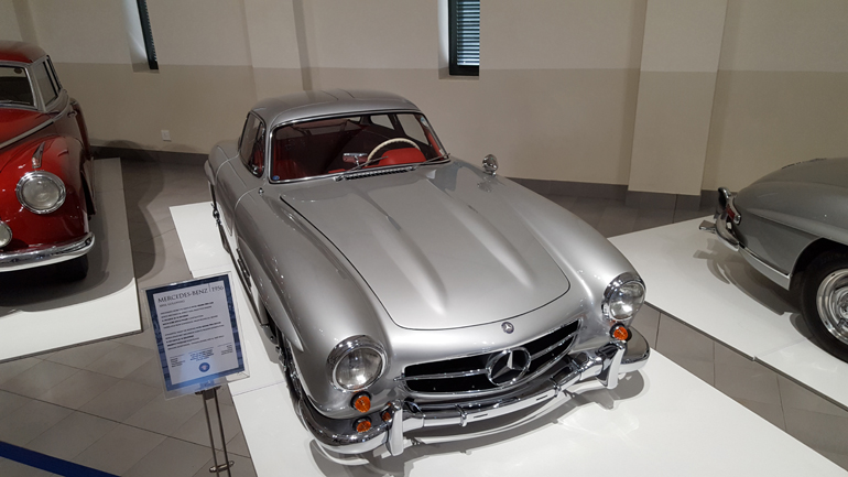 Η Mercedes-Benz 300SL Gullwing του 1956. Η συγκεκριμένη που θεωρείται ως ένα από τα κορυφαία και μοναδικά σπορ αυτοκίνητα που έχουν παραχθεί στον κόσμο εφοδιάζεται με κινητήρα χωρητικότητας 2.996 κ.εκ. και αποδίδει 218 ίππους. Το κιβώτιο ταχυτήτων είναι μηχανικό 4 σχέσεων, η τελική ταχύτητα αγγίζει τα 240 χλμ./ώρα ενώ το 0-100 επιτυγχάνεται σε 10 δευτερόλεπτα. Χαρακτηριστικό της είναι το άνοιγμα των θυρών προς τα πάνω. 