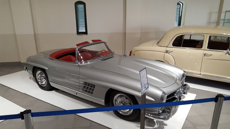 Η Mercedes-Benz 300SL Roadster του 1958. Πρόκειται για την ανοιχτή εκδοχή της Gullwing που έχει παραχθεί το διάστημα μεταξύ 1957 - 1963 σε 1.858 μονάδες. Η συγκεκριμένη εφοδιάζεται με κινητήρα χωρητικότητας 2.996 κ.εκ. και αποδίδει 218 ίππους. Το κιβώτιο ταχυτήτων είναι μηχανικό 4 σχέσεων, η τελική ταχύτητα αγγίζει τα 240 χλμ./ώρα ενώ το 0-100 επιτυγχάνεται σε 10 δευτερόλεπτα. 