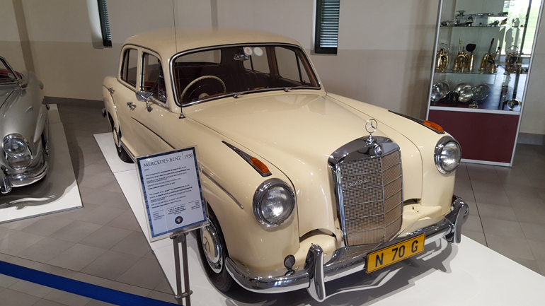 Η συγκεκριμένη Mercedes-Benz 220S κατασκευάστηκε το 1958. Εφοδιάζεται με κινητήρα χωρητικότητας 2.195 κ.εκ. και αποδίδει 106 ίππους. Το κιβώτιο ταχυτήτων είναι μηχανικό 4 σχέσεων και η τελική ταχύτητα αγγίζει τα 160 χλμ./ώρα