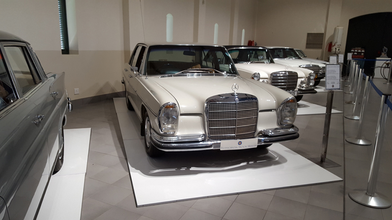 Η Mercedes Benz 280 SE κατασκευάστηκε το χρονικό διάστημα 1965 -1972 και το 1965 παρουσιάστηκε στην έκθεση αυτοκινήτου της Φρανκφούρτης. Η συγκεκριμένη είναι μοντέλο του 1968, έχει εξακύλινδρο κινητήρα σε σειρά χωρητικότητας 2.778 κ.εκ. αποδίδει 161 ίππους, εφοδιάζεται με μηχανικό κιβώτιο 4 σχέσεων και η τελική της ταχύτητα αγγίζει τα 193 χλμ./ώρα. 