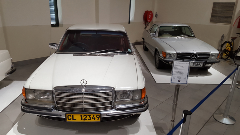 H Mercedes-Benz 350SE κατασκευάστηκε το χρονικό διάστημα μεταξύ 1973-1980. Η συγκεκριμένη είναι μοντέλο του 1973 και εφοδιάζεται με ένα μηχανικό σύνολο V8 χωρητικότητας 3.499 κ.εκ. που αποδίδει 204 ίππους. Το κιβώτιο είναι αυτόματο 4 σχέσεων και η τελική του ταχύτητα αγγίζει τα 205 χλμ./ώρα