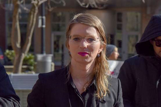  Η Chelsea Manning έξω από το δικαστικό Μέγαρο Albert V. Bryan στις 5 Μαρτίου