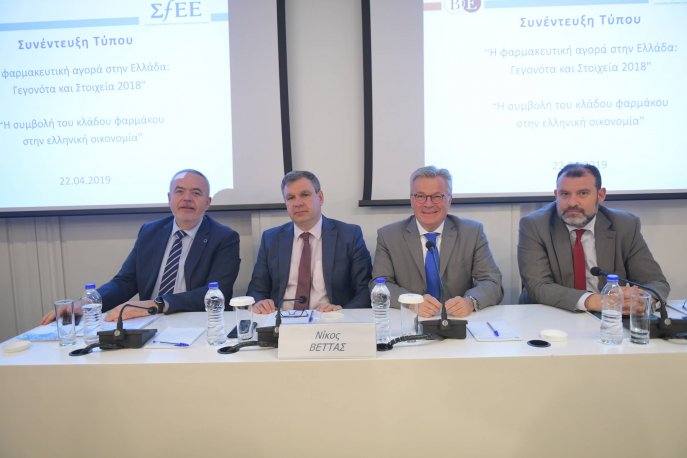 (Από αριστερά): Ο πρόεδρος του ΣΦΕΕ, κ. Ολύμπιος Παπαδημητρίου, ο Γενικός Διευθυντής ΙΟΒΕ, κ. Νίκος Βέττας, ο Γενικός Διευθυντής του ΣΦΕΕ, κ. Μιχάλης Χειμώνας και ο Επιστημονικός Σύμβουλος του ΙΟΒΕ, κ. Άγγελος Τσακανίκας