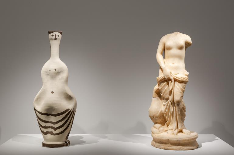 MUSEUM OF CYCLADIC ART© PHOTO PARIS TAVITIAN. Αριστερά Γυναίκα του Πικάσο /Δεξιά Μαρμάρινο  αγαλμάτιο Αφροδίτης, ρωμαϊκών χρόνων