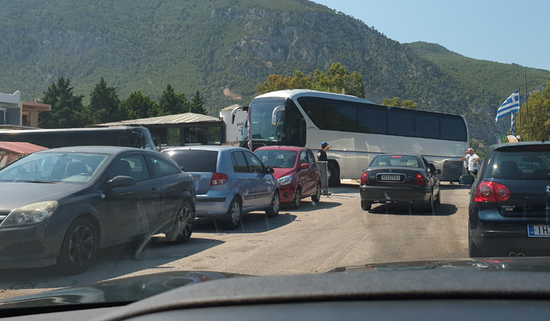 Αφού μπλόκαραν τον δρόμο, έκαναν τη δουλειά τους και μπλόκαραν το δρόμο, οι οδηγοί των λεωφορείων έκαναν και όπισθεν για να μπούνε προσωρινά σε ένα πάρκινγκ και να συνεχίσει και πάλι η κυκλοφορία...