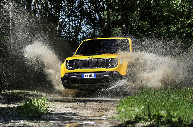 Ένα Jeep όπως αυτό στη φωτογραφία (Renegade) είναι διαθέσιμο με κινητήρες που ξεκινούν από το 1.0 λίτρο και τιμές από 18.900 ευρώ...