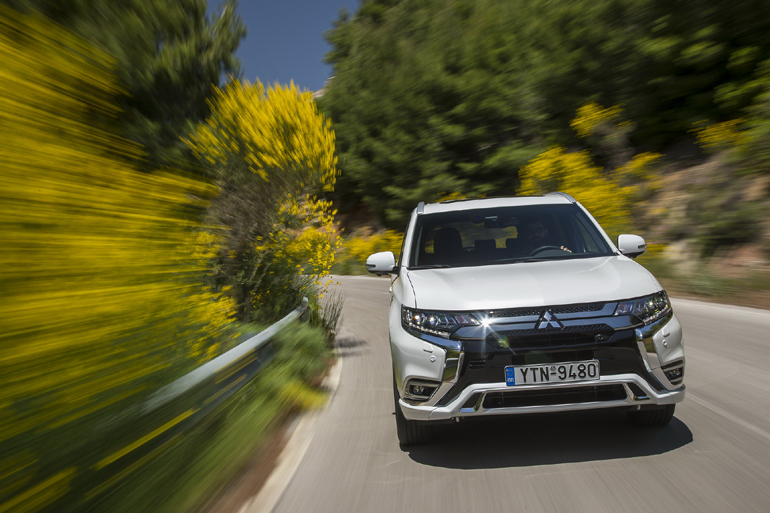 Εξωτερικά το Outlander PHEV είναι ένα κλασικό SUV