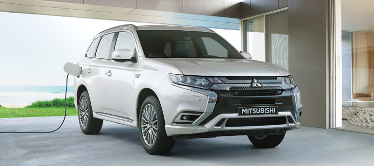 Το υβριδικό Mitsubishi Outlander έχει τη δυνατότητα φόρτισης των μπαταριών και από μία κοινή πρίζα