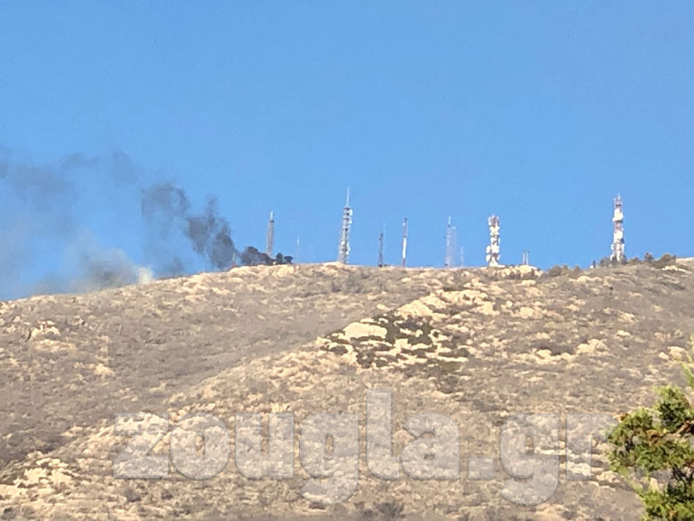 Η φωτιά καίει το πάρκο κεραιών του Υμηττού 