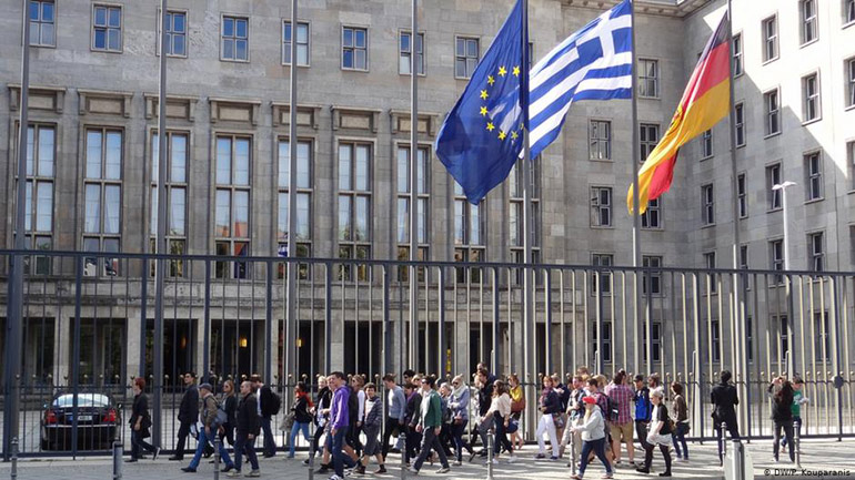 Την ελληνική σημαία θα αναρτήσει αύριο το γερμανικό υπουργείο Οικονομικών