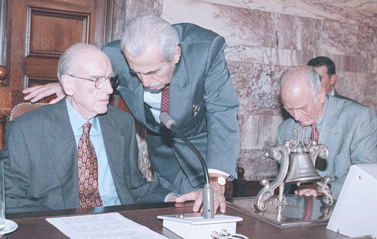 Ο Ανδρέας Παπανδρέου, ο Δημήτρης Μπέης και ο Αντώνης Λιβάνης, σε συνεδρίαση της ΚΟ του ΠΑΣΟΚ το 1995/ Φωτογραφία: ΑΠΕ/ ΒΑΡΔΟΥΛΑΚΗΣ ΒΑΓΓΕΛΗΣ