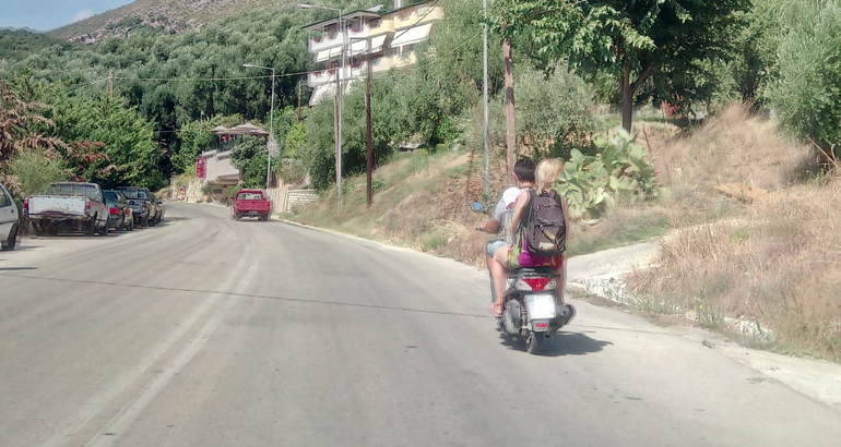 Από αυτήν την εικόνα απλώς φαίνονται δύο αναβάτες (χωρίς κράνος) πάνω σε scooter...