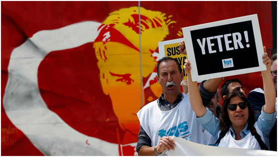 Μέλη της Ένωσης Δημοσιογράφων της Τουρκίας φωνάζουν συνθήματα κατά τη διάρκεια επίδειξης για την Παγκόσμια Ημέρα Ελευθερίας του Τύπου στην κεντρική Κωνσταντινούπολη στις 3 Μαΐου 2017. Η πλακέτα αναφέρει: «Αρκετά!»