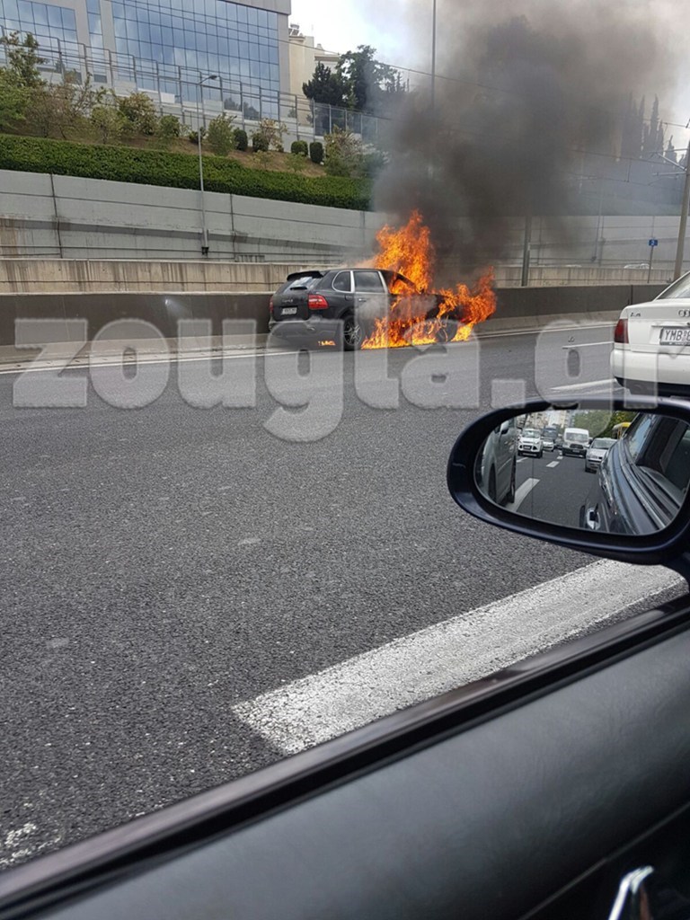 9 Ιουνίου 2016: Το αυτοκίνητο του Π. Μαυρίκου τυλίγεται στις φλόγες στην Αττική Οδό