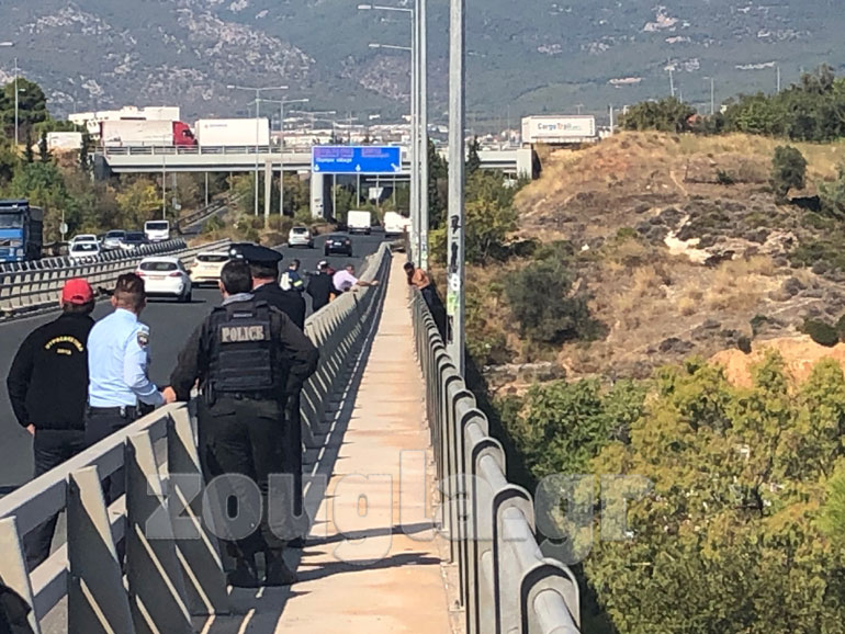 Σε εξέλιξη οι διαπραγματεύσεις των αστυνομικών με τον άνδρα 