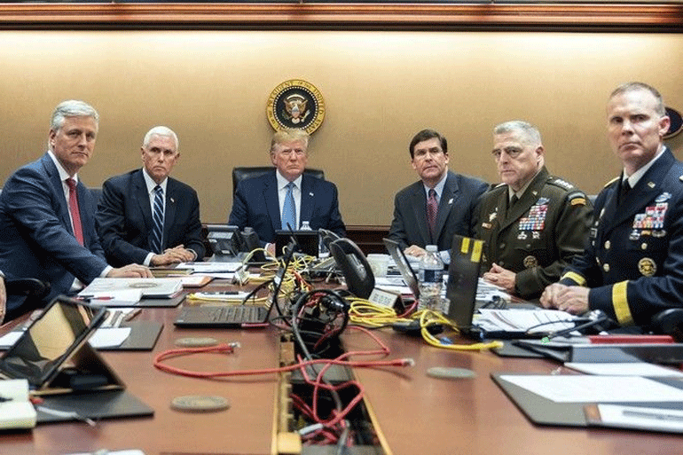 Ο πρόεδρος των ΗΠΑ Ντόναλντ Τραμπ, ο αντιπρόεδρος Μάικ Πενς και άλλοι υψηλόβαθμοι αξιωματούχοι παρακολουθούν την επιχείρηση στη Συρία για τον αρχηγό του Ισλαμικού Κράτους Μπαγκντάντι