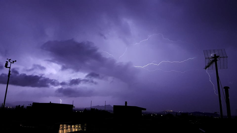 Πολλοί και έντονοι κεραυνοί όπως φάνηκαν από το Αιγάλεω.  Πηγή: Μάνος Λεγάκης (Forecast Weather Greece)