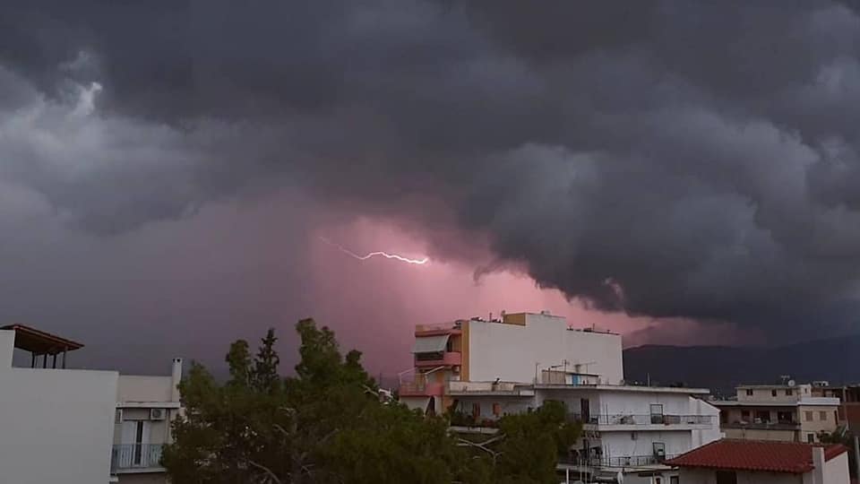 Λήψη της καταιγίδας στην Αττική καθώς εισχωρούσε μέσα στην Αθήνα από τα δυτικά, και πιο συγκεκριμένα από τον Ασπρόπυργο!  Πηγή: Μαργαρίτα Μπακογιάννη / metar.gr