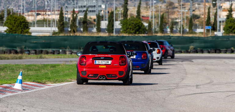 Και η έκδοση Cabrio JCW αποδίδει 231 ίππους...