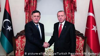 Ο Πρωθυπουργός της Λιβύης αλ Σαράτζ με τον Τούρκο ομόλογό του Ταγίπ Ερντογάν