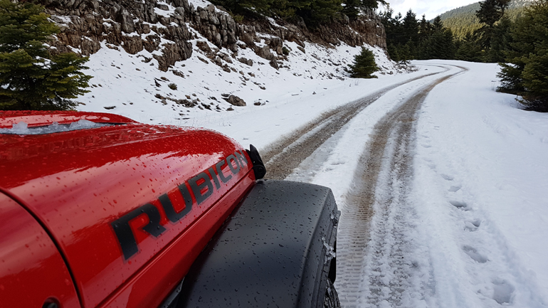 Προσοχή στο χιόνι ιδίως όταν δεν έχετε το κατάλληλο όχημα αλλά και τον απαραίτητο εξοπλισμό... (στη φωτογραφία το Jeep Wrangler Rubicon)