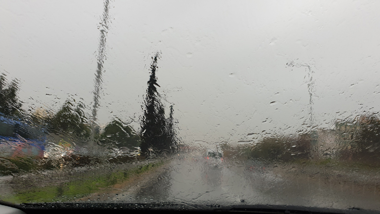 Τεράστια προσοχή χρειάζεται η οδήγηση στη βροχή...