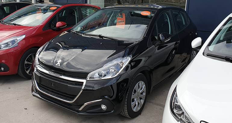 Peugeot 208 του 2019 με 22.000 χλμ. κινητήρα diesel 1.500 κ.εκ. με 100 ίππους σε μαύρο χρώμα, πωλείται από 16.800 στα 12.900 ευρώ