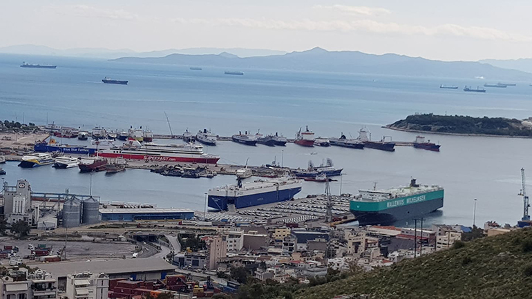 Στο βάθος διακρίνεται ένα από τα σημεία στο λιμάνι του Πειραιά που βρίσκονται "παρκαρισμένα" χιλιάδες αυτοκίνητα...