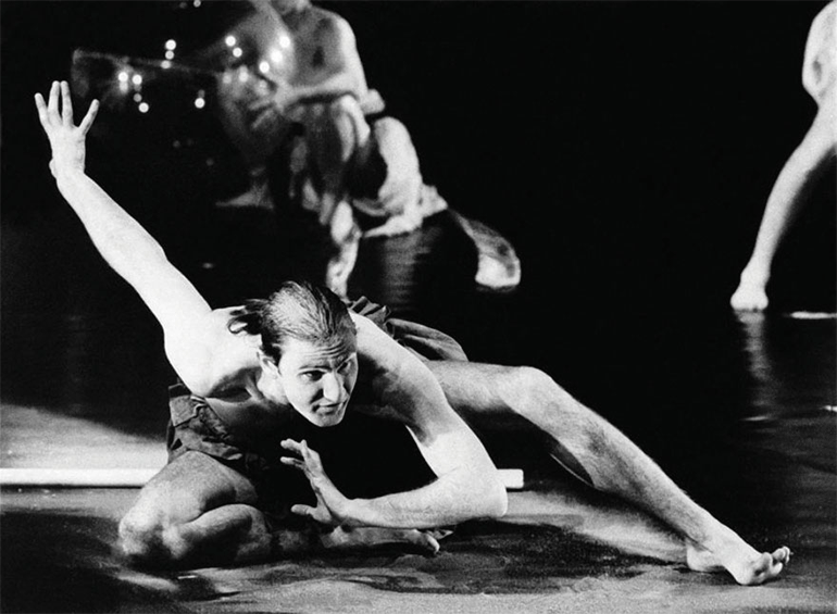 Ο Άκης Σακελλαρίου στις «Βάκχες», Βερολίνο, 1987, Berliner Ensemble ©Pier Gkygiom