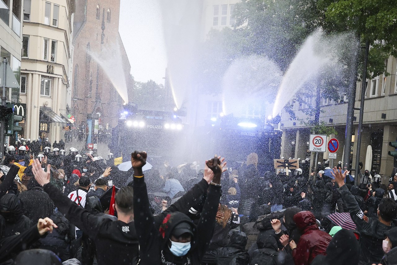 Σπρέι πιπεριού εναντίον διαδηλωτών έριξαν αστυνομικές δυνάμεις στο Αμβούργο