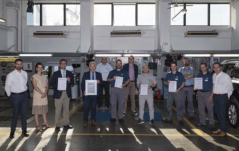 Η ομάδα που απαρτίζει το εξουσιοδοτημένο συνεργείο της Volvo στην Αργυρούπολη
