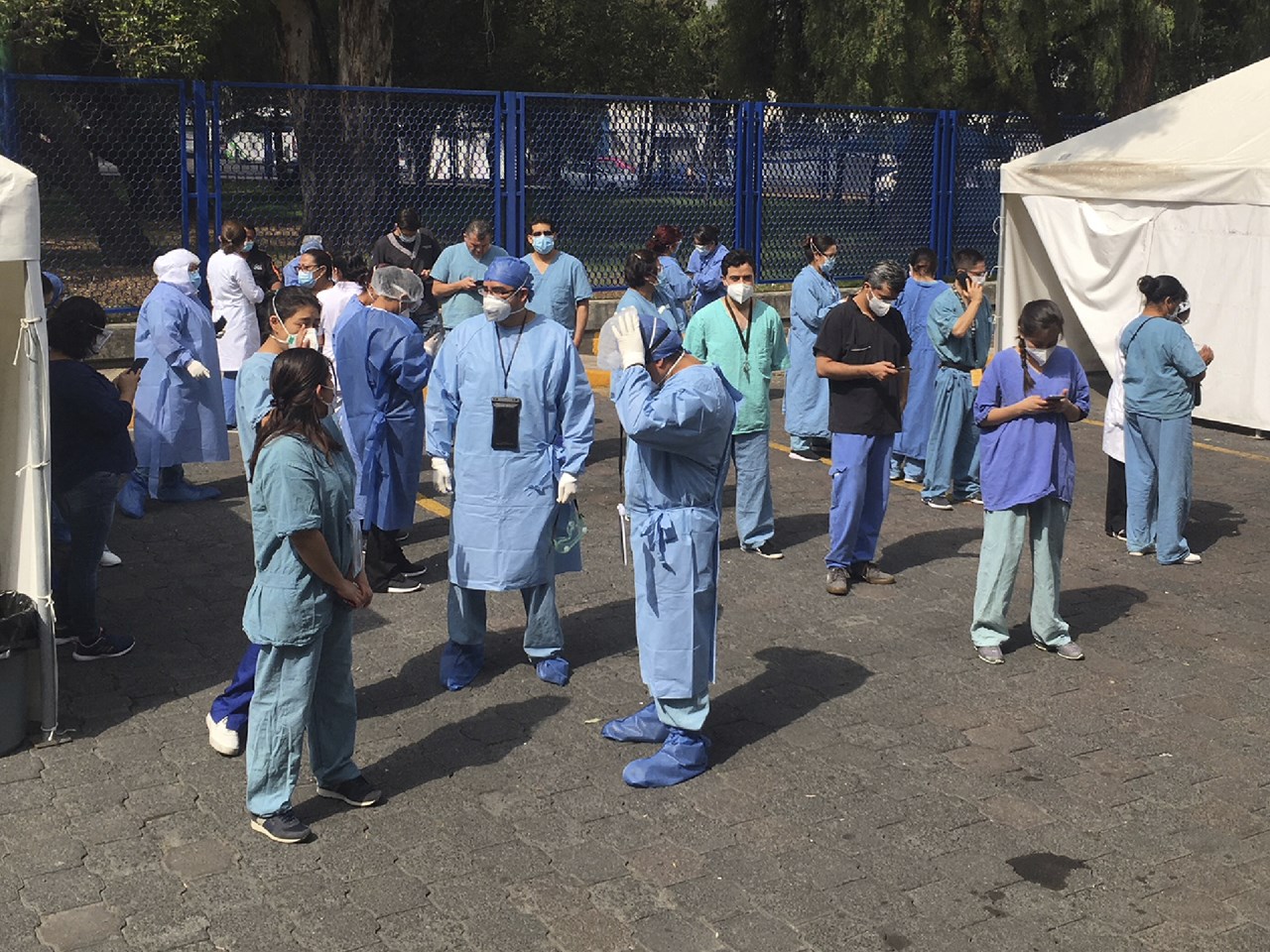 Εργαζόμενοι σε δημόσιο νοσοκομείο στο Μεξικό περιμένουν στον δρόμο μετά τον σεισμό