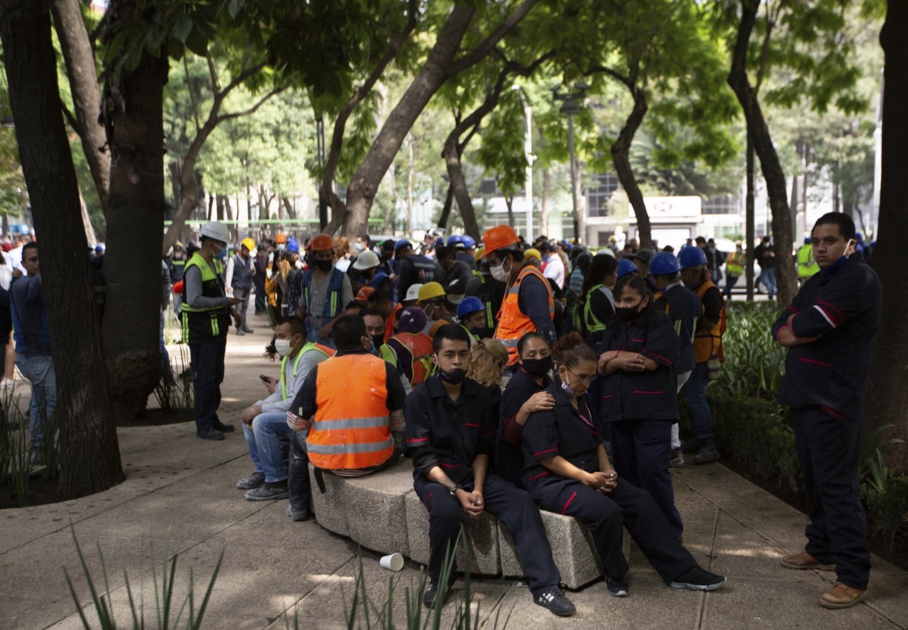 Εργαζόμενοι συγκεντρώνονται έξω από το κτήριο εργασίας τους μετά από τον σεισμό