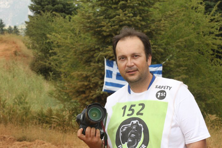 O φωτορεπόρτερ Γιώργος Καλφόπουλος τραυματίστηκε σοβαρά σε αγώνα αυτοκινήτων...