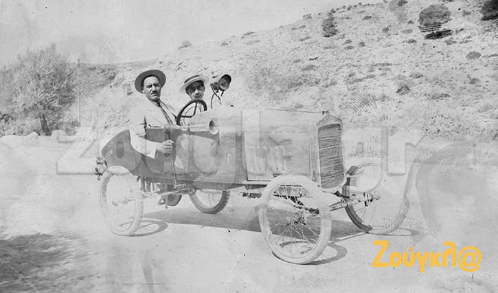 O πρώτος κατασκευαστής αυτοκινήτου στην Ελλάδα σύμφωνα με την ιστορία και τα δεδομένα είναι ο Νίκος Θεολόγος (στη θέση του οδηγού). Στη φωτογραφία με ένα από τα πρώτα του αυτοκίνητα…