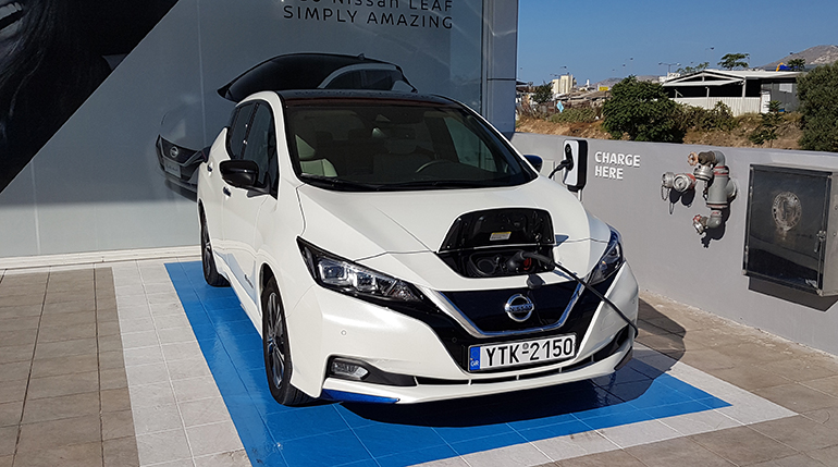 Το Nissan Leaf φορτίζει με ρεύμα και κινείται μόνο ηλεκτρικά