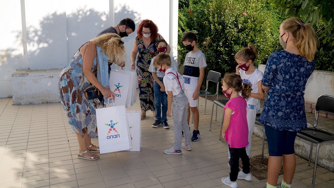 Παιδιά του Παιδικού Χωριού SOS Πλαγιαρίου παραλαμβάνουν τα δώρα τους