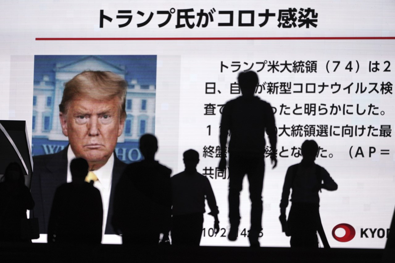 Η είδηση της διάγνωσης Τραμπ σε οθόνη στην Ιαπωνία