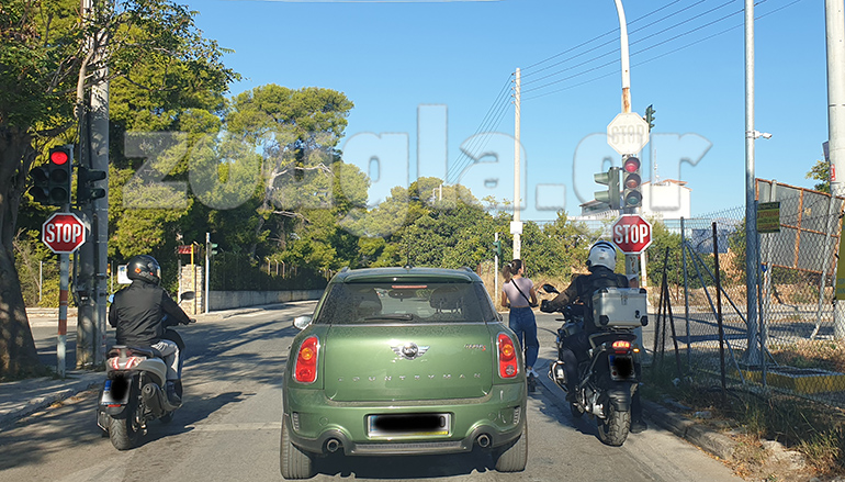 Εικόνα σε φανάρι: Αυτοκίνητο, μοτοσικλέτες και ηλεκτρικό πατίνι...