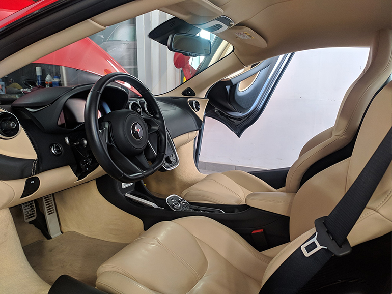 Το εσωτερικό της McLaren 570S