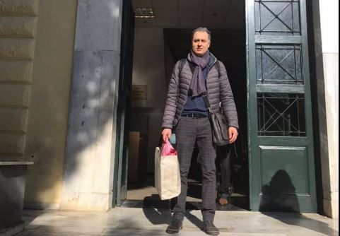 Στα Ελληνικά Δικαστήρια για την επιμέλεια της κόρης του