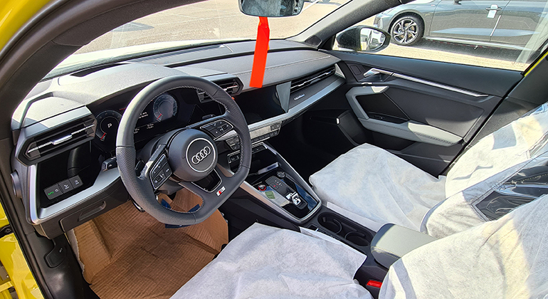 Το εσωτερικό (με προστατευτικά όπως έχει έρθει από το εργοστάσιο) του νέου Audi S3