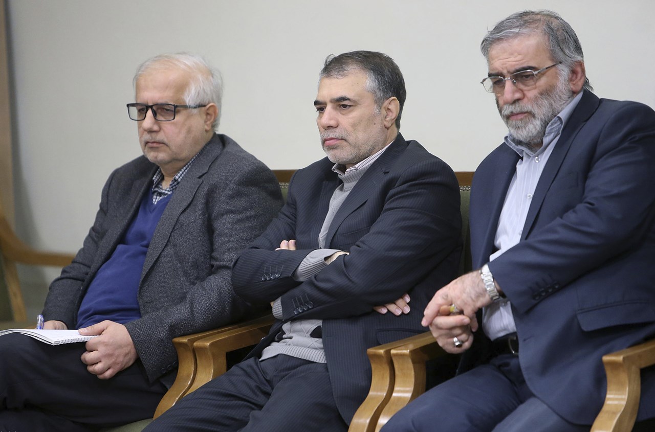 Στην εικόνα που δημοσίευσε ο επίσημος ιστότοπος του γραφείου του ανώτατου ηγέτη του Ιράν, ο Mohsen Fakhrizadeh (δεξιά) κάθεται σε συνάντηση με τον Ανώτατο Ηγέτη Αγιατολάχ Αλί Χαμενεΐ στην Τεχεράνη του Ιράν στις 23 Ιανουαρίου 2019